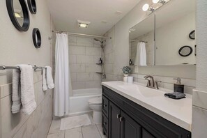 Douche, séchoir à cheveux, serviettes fournies