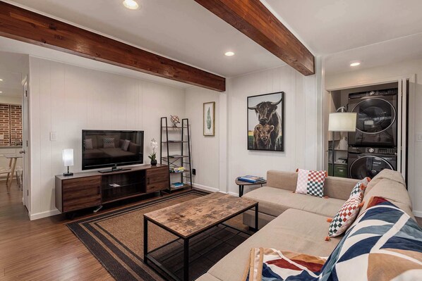 Televisio, takka, työhuone