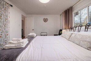 10 bedrooms, iron/ironing board, WiFi, bed sheets - Urban Anchorage 2BR Hideaway (Anchorage)