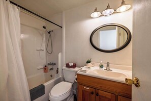 Shower, hair dryer, towels - Urban Anchorage 2BR Hideaway (Anchorage)