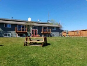 Outdoor dining - Urban Anchorage 2BR Hideaway (Anchorage)