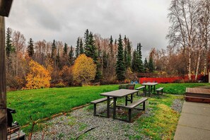 Outdoor dining - Urban Anchorage 2BR Hideaway (Anchorage)