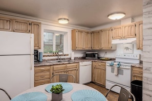 Fridge, microwave, oven, stovetop - On the Creek! Anchorage 2BR Hideaway Condo (Anchorage)