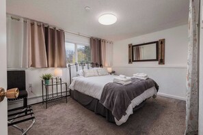 2 soverom, skrivebord, strykejern/-brett og wi-fi