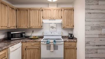 Een koelkast, een magnetron, een oven, een kookplaat