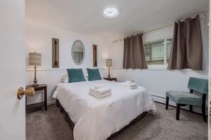 Tabla de planchar con plancha, wifi, ropa de cama
