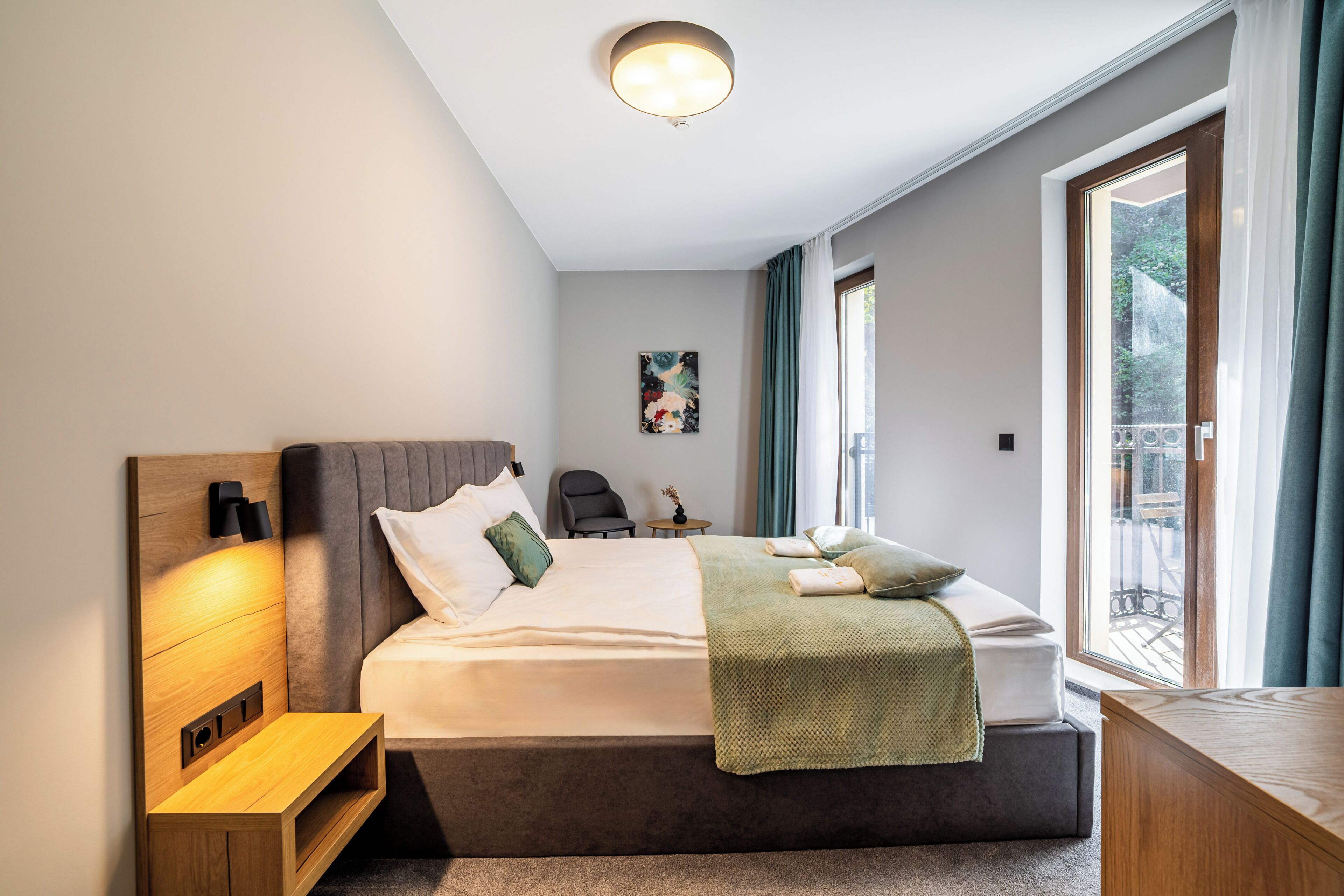 Klassieke tweepersoonskamer, balkon, uitzicht op tuin | Een kluis op de kamer, gratis wifi, beddengoed