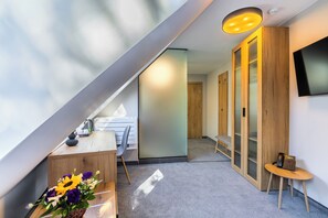 클래식 더블룸, 발코니, 정원 전망 | 객실 내 금고, 무료 WiFi, 침대 시트