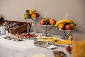 朝食 (ビュッフェ)、毎日提供 (有料)