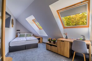 클래식 더블룸, 발코니, 정원 전망 | 객실 내 금고, 무료 WiFi, 침대 시트