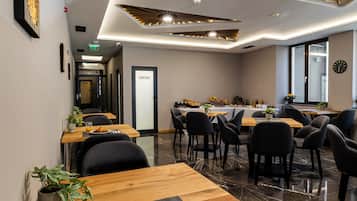 Petit déjeuner buffet (20 EUR par personne)