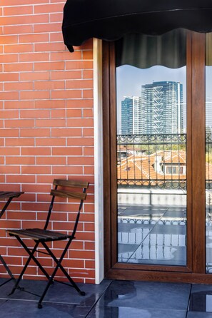 Habitació doble o amb dos llits individuals clàssica, balcó, vistes a la ciutat | Caixa forta a l'habitació, wifi gratuïta i roba de llit 