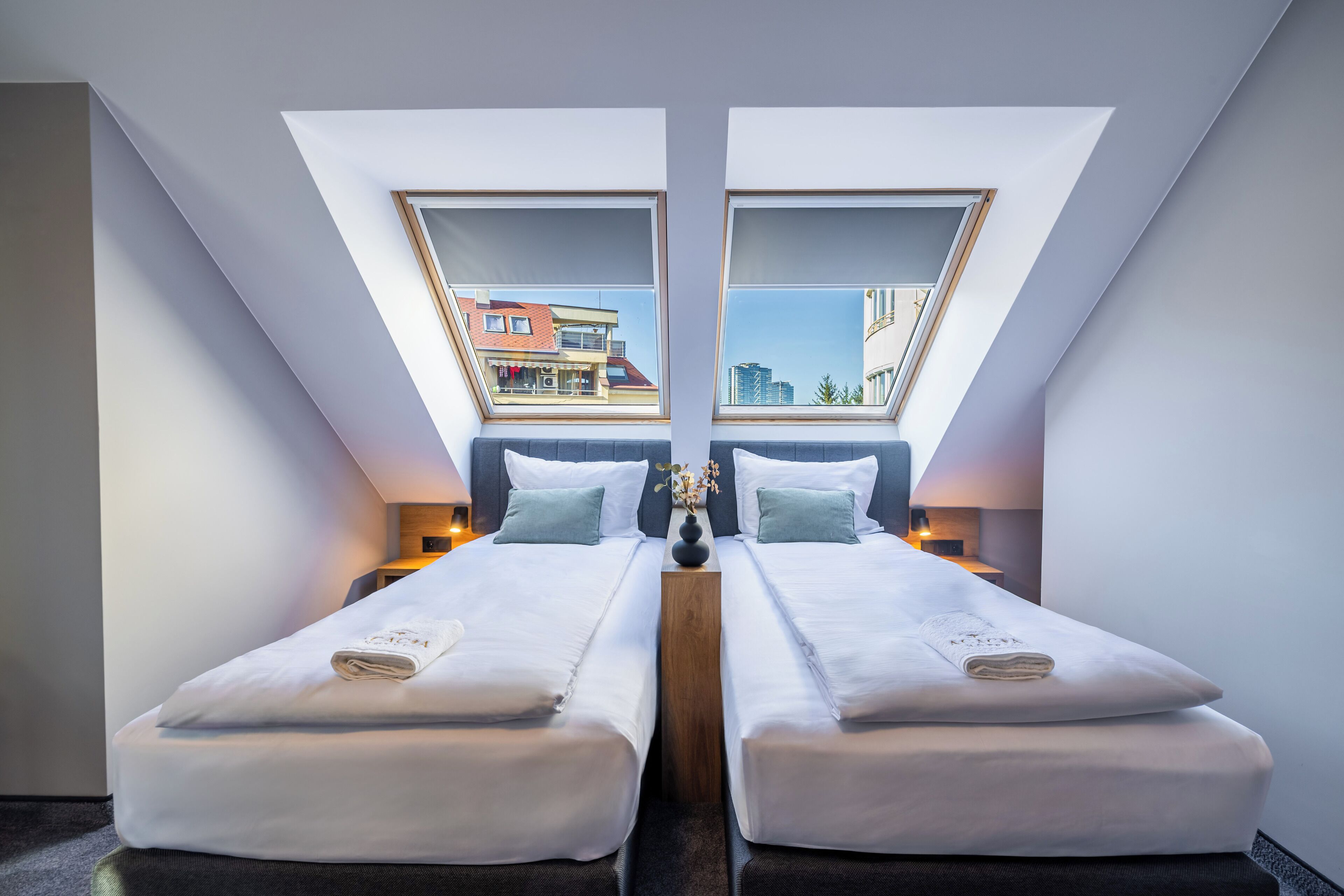 Klassieke Twin kamer, balkon, uitzicht op de stad | Een kluis op de kamer, gratis wifi, beddengoed