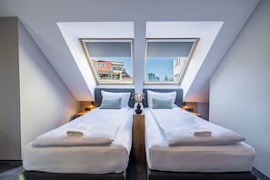 Kahden hengen classic-huone (kaksi sänkyä), parveke, kaupunkinäköala | Tallelokero huoneessa, ilmainen Wi-Fi, vuodevaatteet