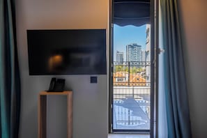 Kahden hengen classic-huone (yksi tai kaksi sänkyä), parveke, kaupunkinäköala | Tallelokero huoneessa, ilmainen Wi-Fi, vuodevaatteet