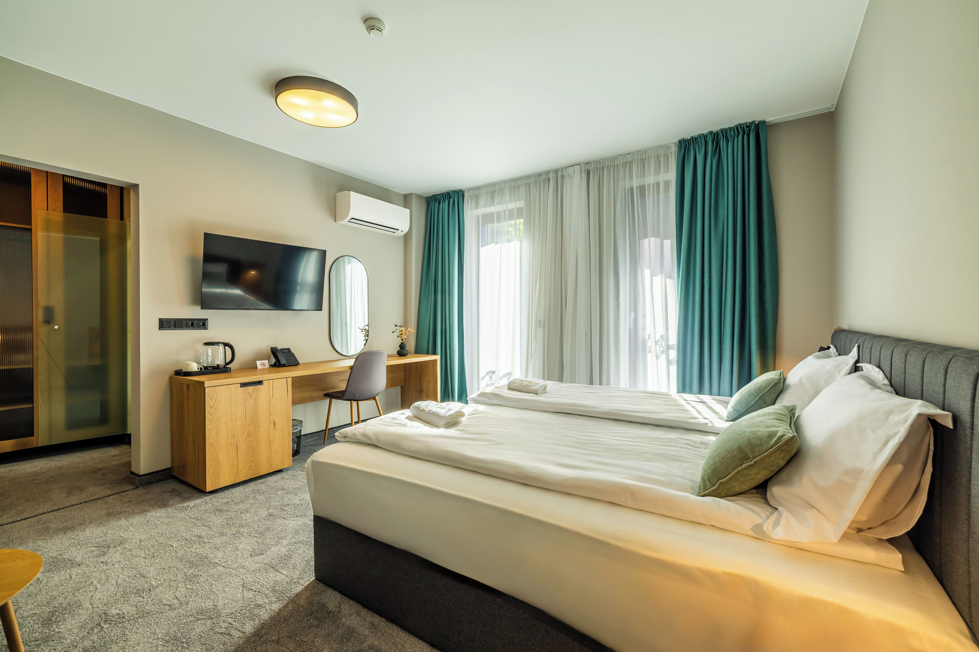 Klassieke kamer, 1 twee- of 2 eenpersoonsbedden, balkon, uitzicht op de stad | Een kluis op de kamer, gratis wifi, beddengoed