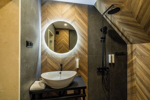 Classic Twin Room, Balcony, City View | Bathroom