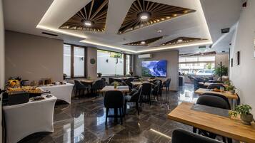 Desayuno buffet diario (EUR 20 por persona)