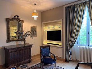 خزنة داخل الغرفة وتجهيزات عازلة للصوت ومكواة/لوح كي وواي فاي مجانًا