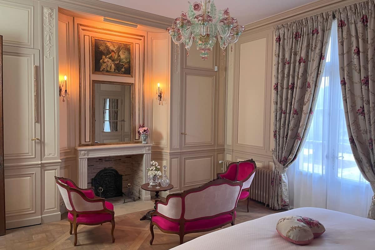 Deluxe Suite, Non Smoking, Garden View | In-room safe, soundproofing, iron/ironing board, free WiFi