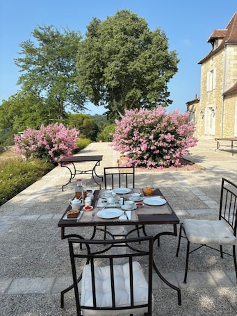 Free daily continental breakfast . Château Ecrin de lumiere