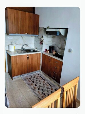 Frigorifero, bollitore elettrico, pentole/stoviglie/utensili