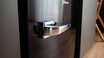 Un refrigerador de acero inoxidable con un asa y un logotipo en la puerta.
