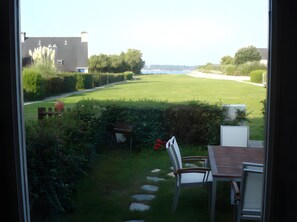 Outdoor dining - Holiday Home 'Résidence An Avel' with Sea View and Private Garden (Larmor Baden)