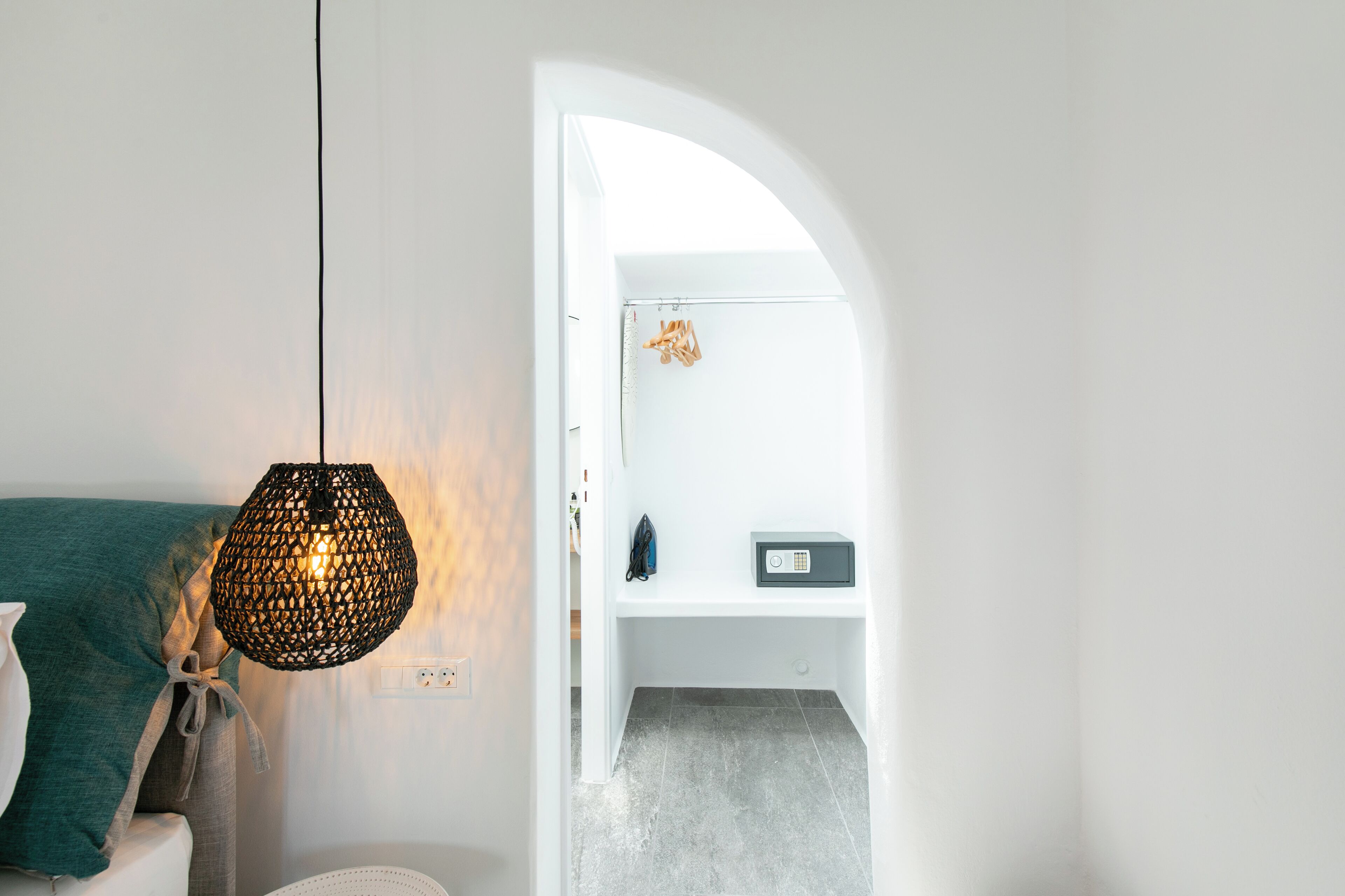 Suite Deluks, balkon, pemandangan kebun | Seprai premium, tempat tidur Select Comfort, dan brankas