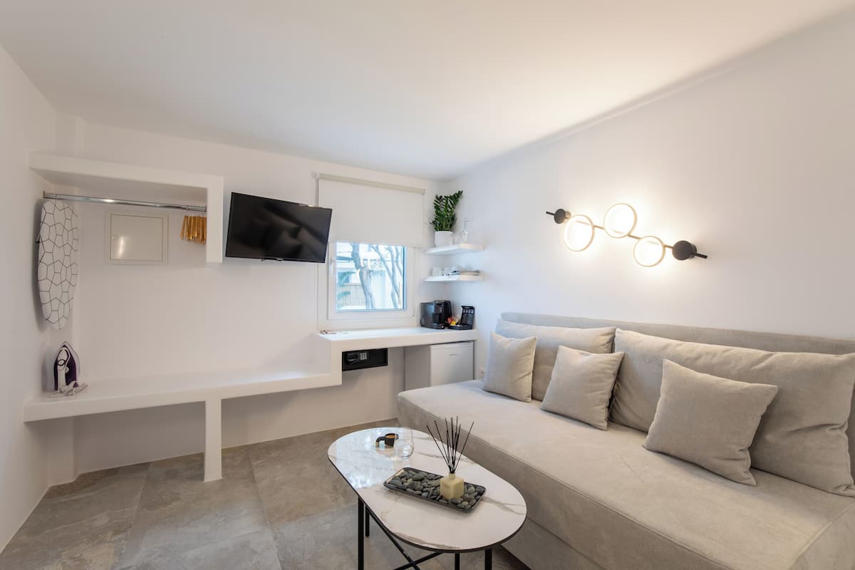 Standard Studio, Patio, Courtyard View | Premium bedding, Select Comfort beds, in-room safe, iron/ironing board