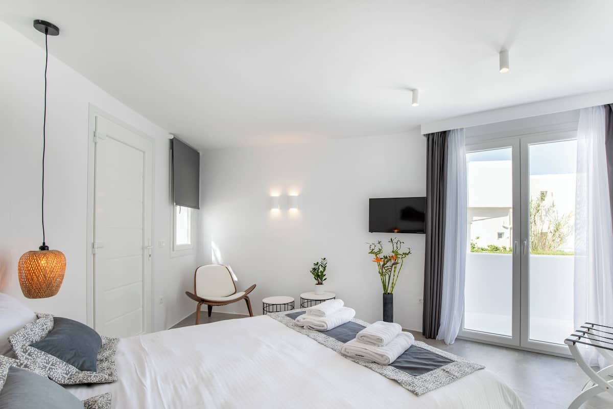 Deluxe Suite, Partial Sea View | Premium bedding, Select Comfort beds, in-room safe, iron/ironing board