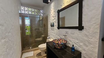 Regadera, toallas, jabón, papel de baño