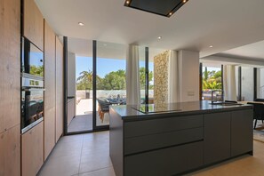 Kühlschrank, Mikrowelle, Ofen, Geschirrspüler