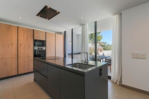 Kühlschrank, Mikrowelle, Ofen, Geschirrspüler