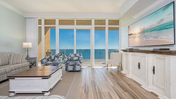 Condo, 3 Bedrooms | Living area