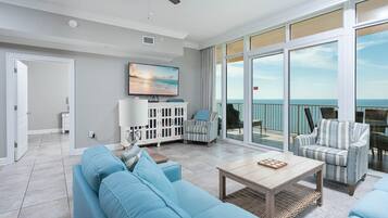 Condo, 3 Bedrooms | Living area