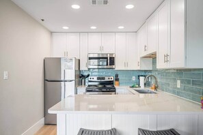 Kjøleskap, mikrobølgeovn, ovn og kokeplater