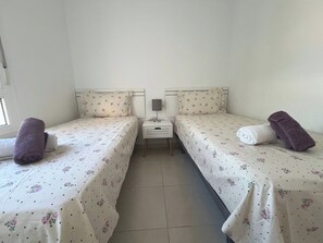 3 slaapkamers, een strijkplank/strijkijzer, gratis wifi, beddengoed