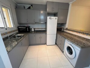 Een koelkast, een microgolfoven, een kookplaat