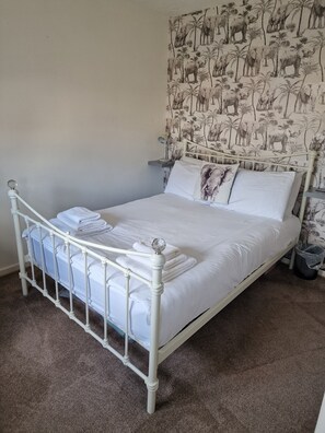 3 habitaciones, tabla de planchar con plancha, wifi y ropa de cama