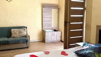 Comfort Triple Room | Laptop workspace, free WiFi