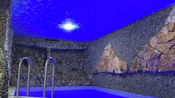 Una piscina cubierta