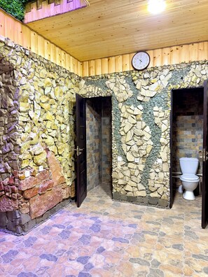 Luxury Suite | Bathroom | Shower, towels, soap, shampoo