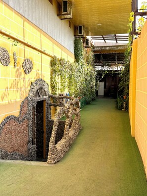 المنشأة من الخارج