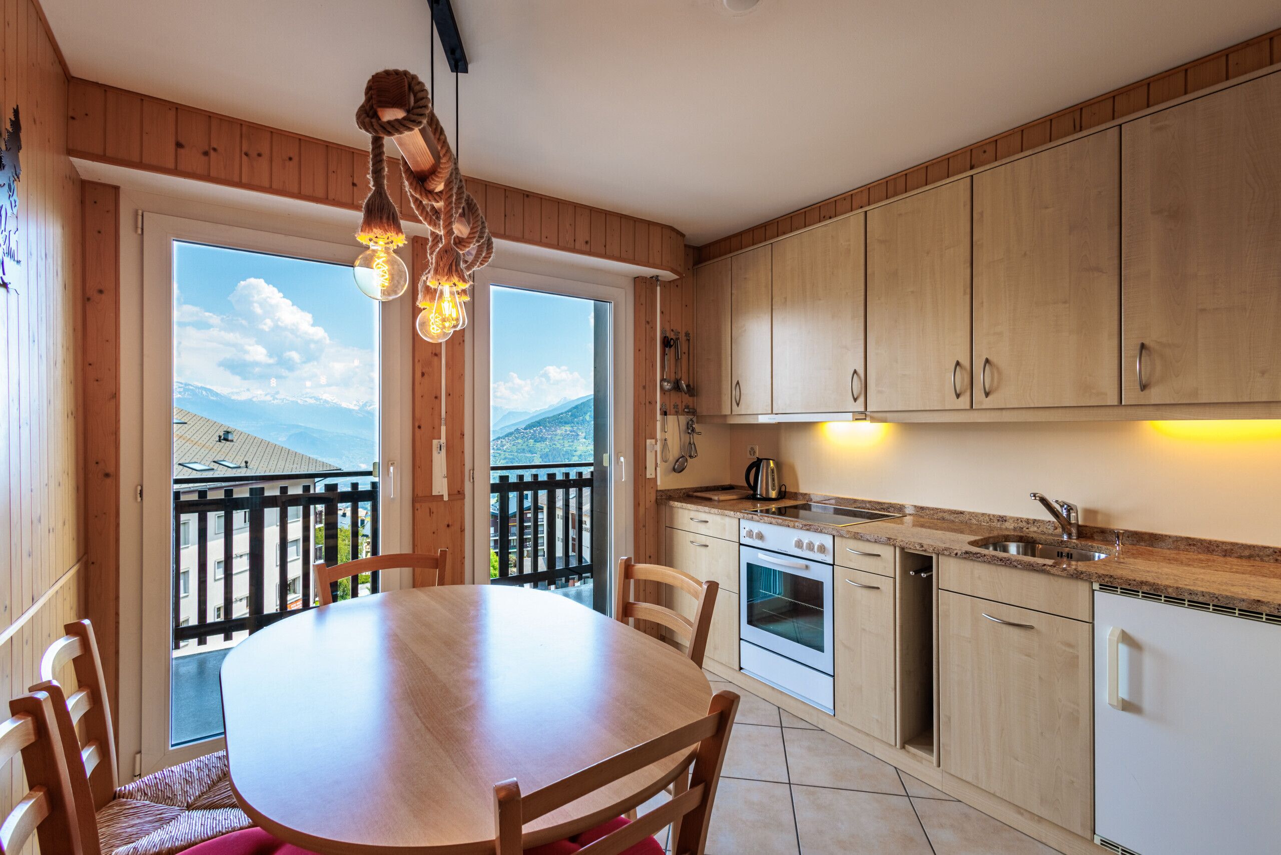 Kylskåp, ugn, kaffe- och tebryggare och vattenkokare