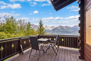 A wooden deck with a table and chairs, overlooking a mountainous landscape. - Marcotte - 8 pers - beautiful view (Haute-Nendaz)