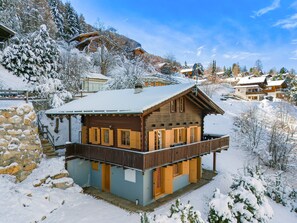 A wooden chalet with a balcony, surrounded by snow-covered trees and mountains. - Marcotte - 8 pers - beautiful view (Haute-Nendaz)