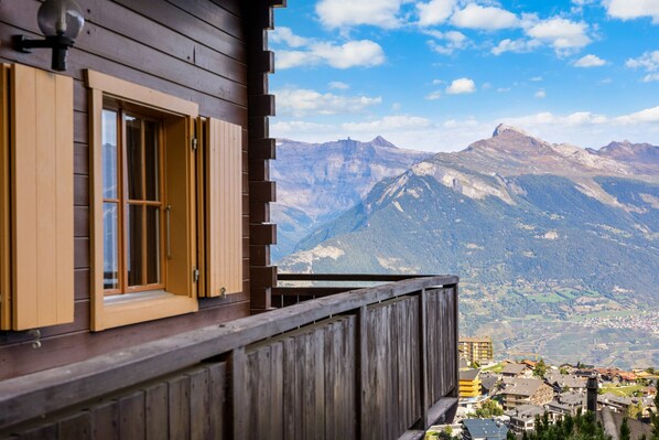 A wooden building with a balcony overlooking a mountainous landscape. - Marcotte - 8 pers - beautiful view (Haute-Nendaz)