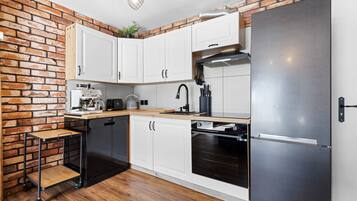 Kühlschrank, Ofen, Geschirrspüler, Wasserkocher