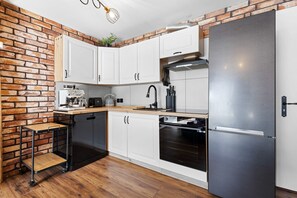 Kühlschrank, Ofen, Geschirrspüler, Wasserkocher